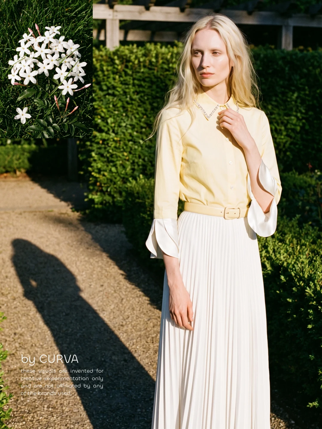 Modelo rubia con camisa amarilla de puños volados y falda plisada blanca entre cercos de ligustro, con un recuadro de flores de jazmín arriba a la izquierda