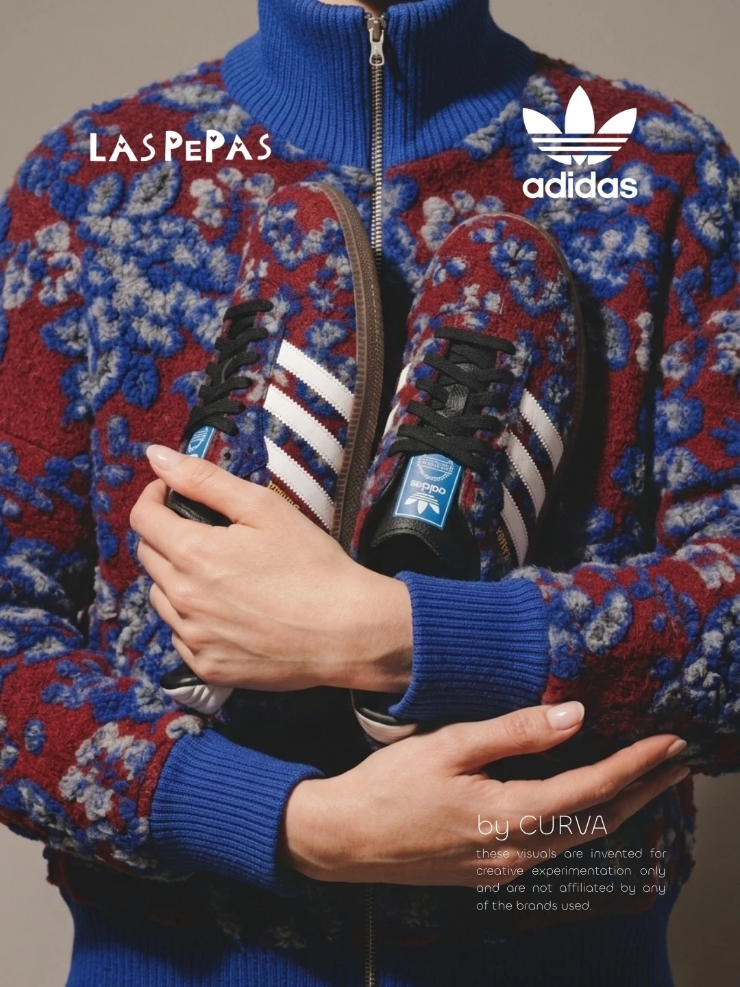 Torso con campera de lana floral bordó y azul de cuello y puños tejidos, sosteniendo un par de zapatillas adidas Samba con el mismo estampado floreado