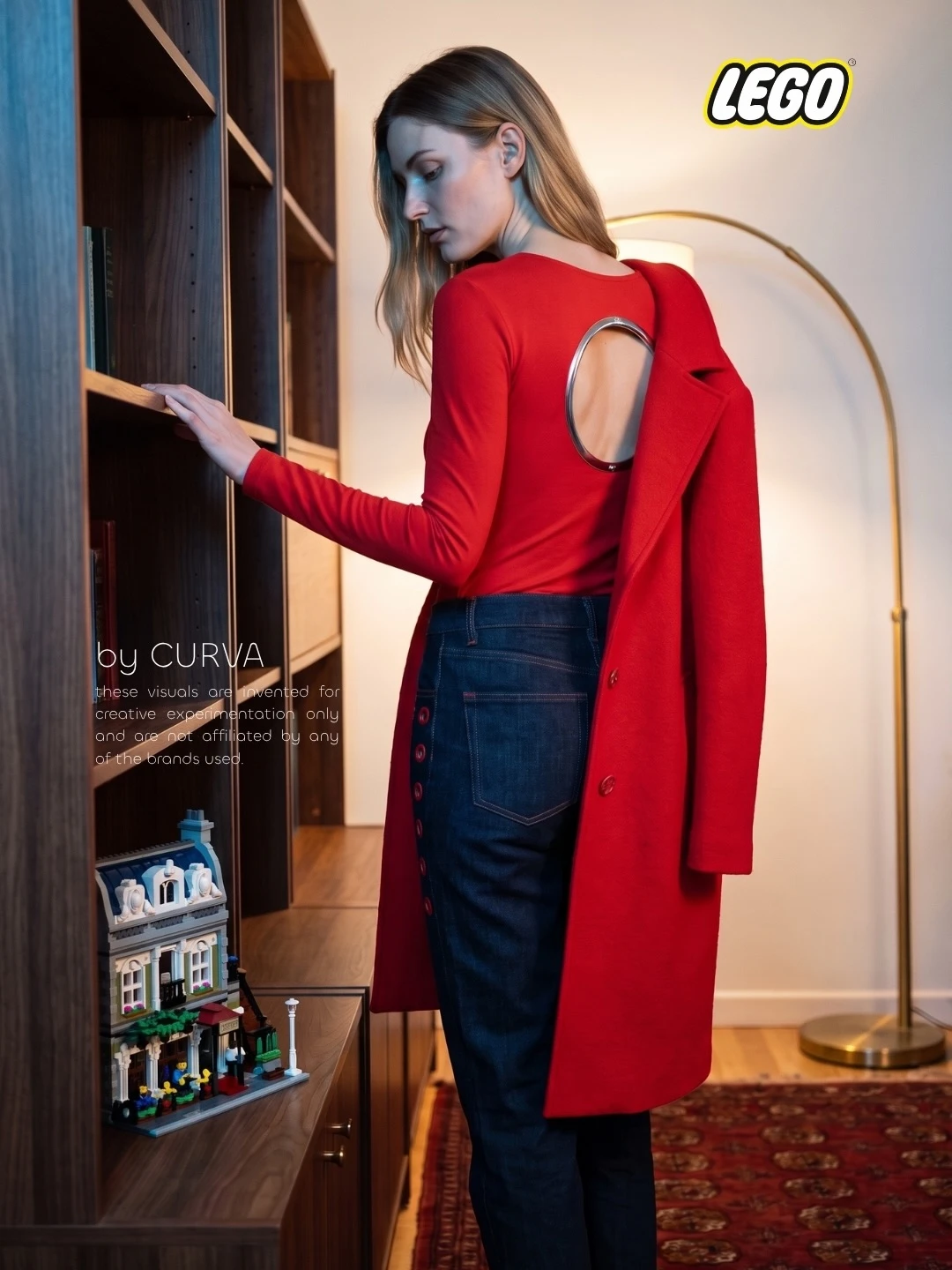 Modelo de espalda con top rojo de aro metálico en la espalda, tapado rojo al hombro y jean oscuro, junto a una biblioteca con un edificio de bloques LEGO