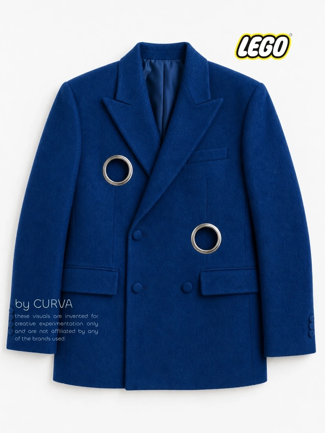 Saco de lana azul cruzado con dos ojales metálicos plateados, fotografiado plano sobre fondo blanco con el logo LEGO sobreimpreso