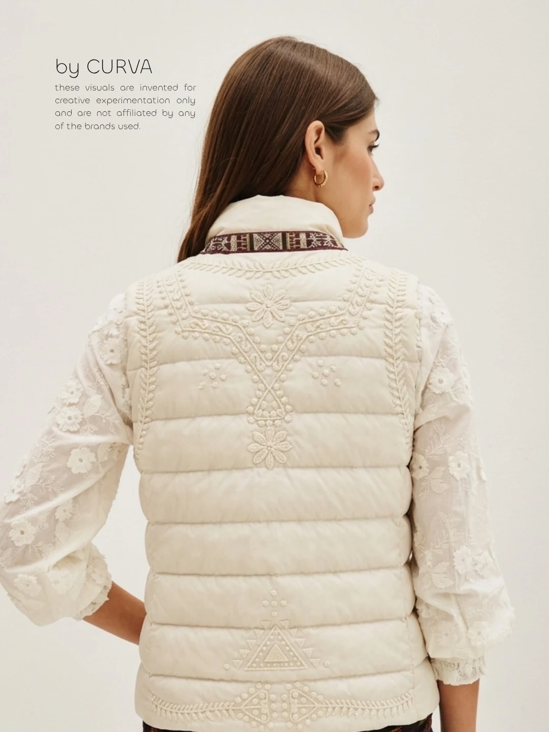 Espalda de modelo con chaleco inflable crudo bordado y cuello con cinta étnica bordó sobre blusa de encaje floral, en fondo blanco de estudio