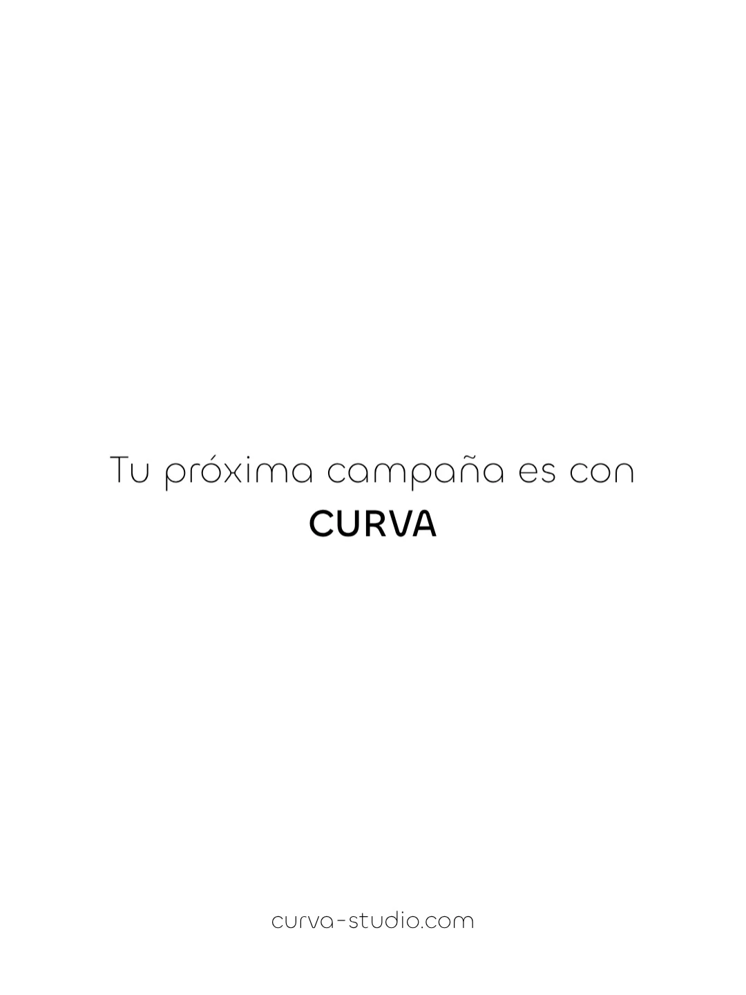 Placa de cierre blanca con el texto 'Tu próxima campaña es con CURVA' y la dirección curva-studio.com al pie